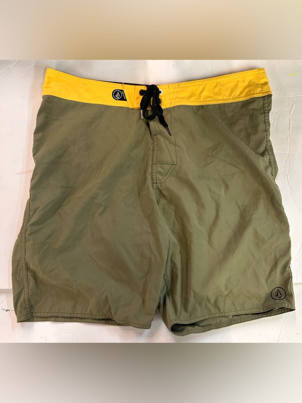 Volcom Army Green Board Shorts Surfshorts with Yellow Waistband SZ 36